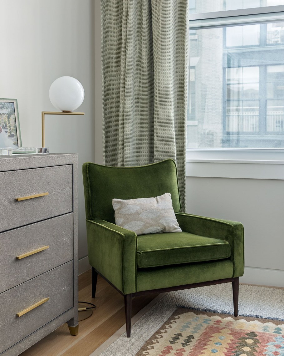 Зеленые мягкие стулья в интерьере