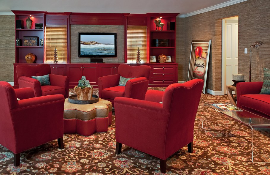 Гостиная с бордовым диваном