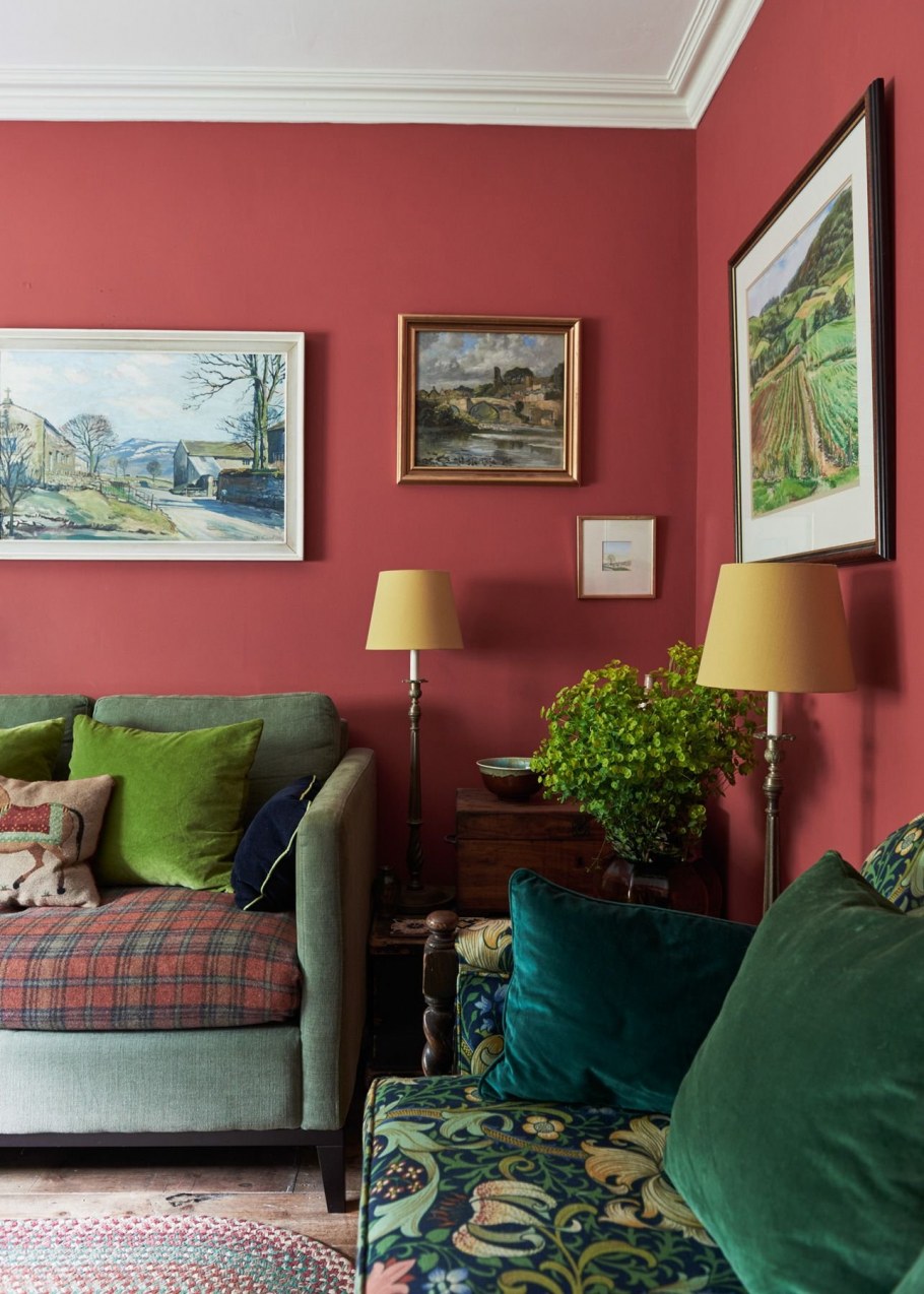 Диван цвета марсала в интерьере