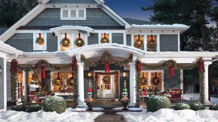 Новогодний дом снаружи