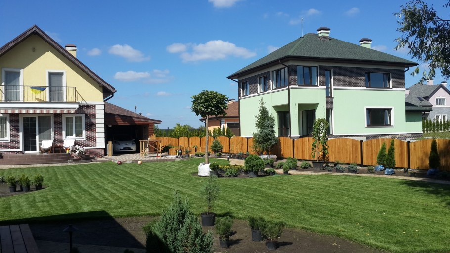 Коттеджный городок с цветными домами