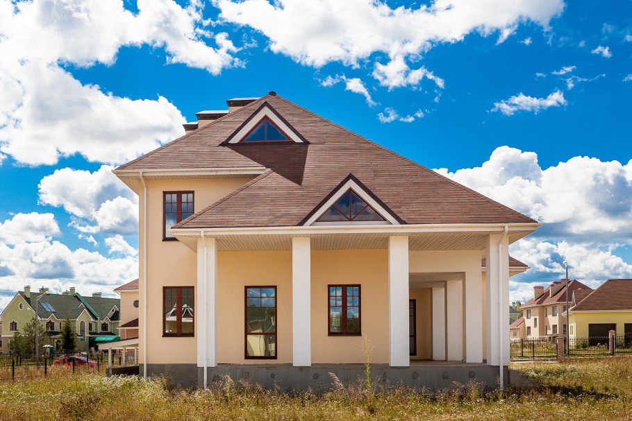 Экостиль в гостиной с фитостеной