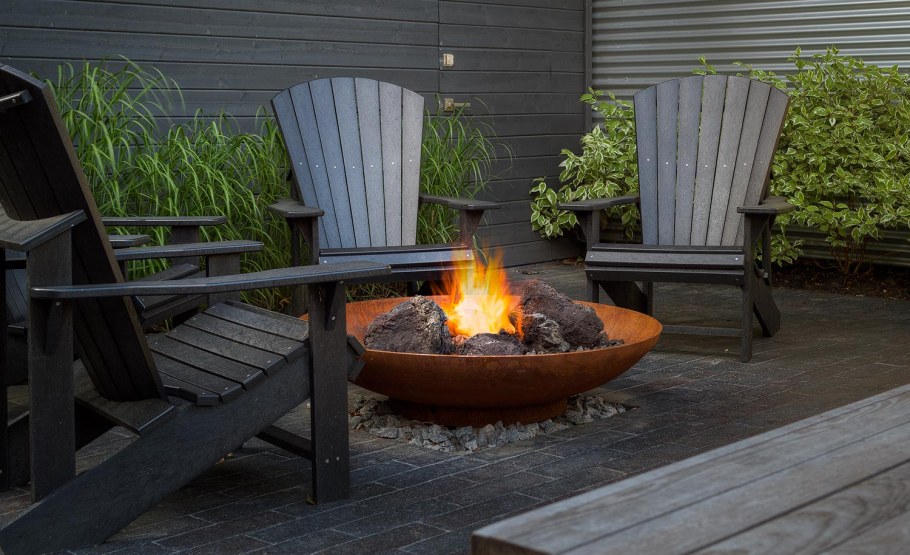 Кресло Адирондак вокруг кострища