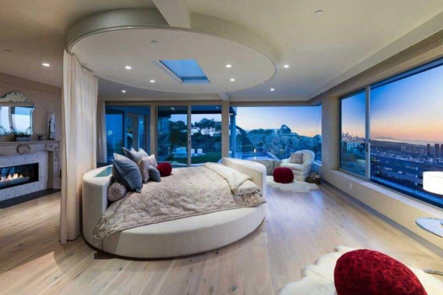 Огромная комната