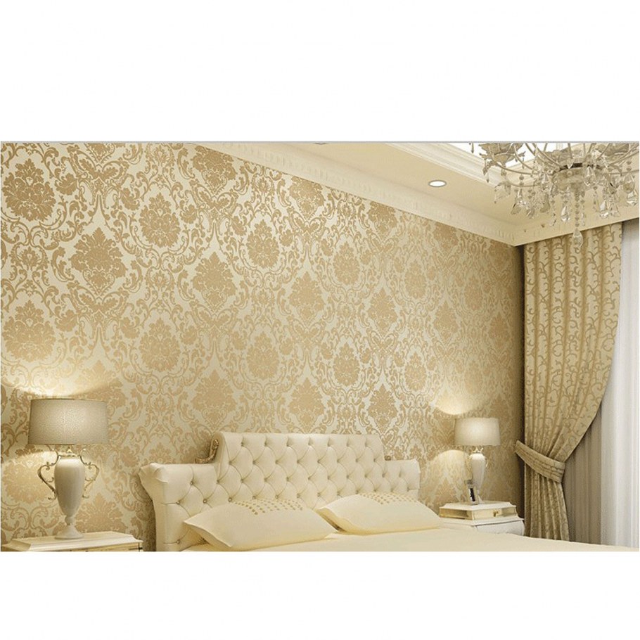 Обои с золотым узором в интерьере