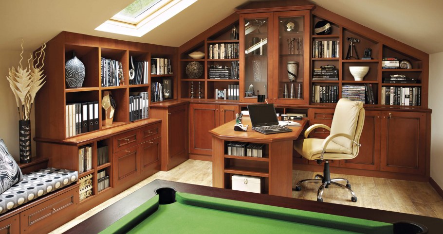 Кабинет в доме со ступенями