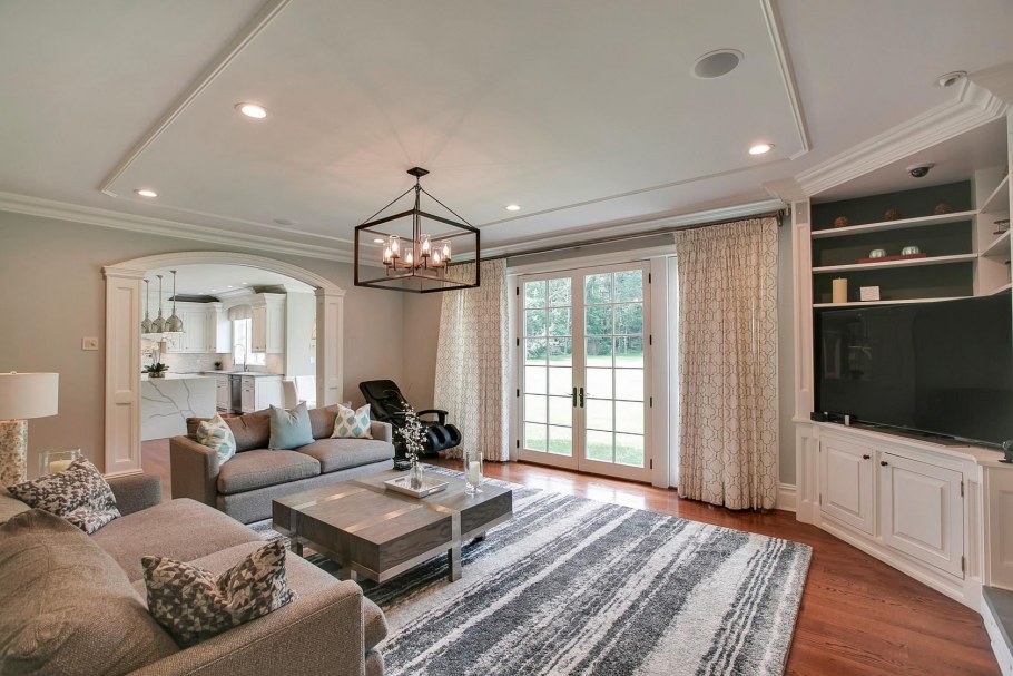 Большая гостиная с высоким потолком