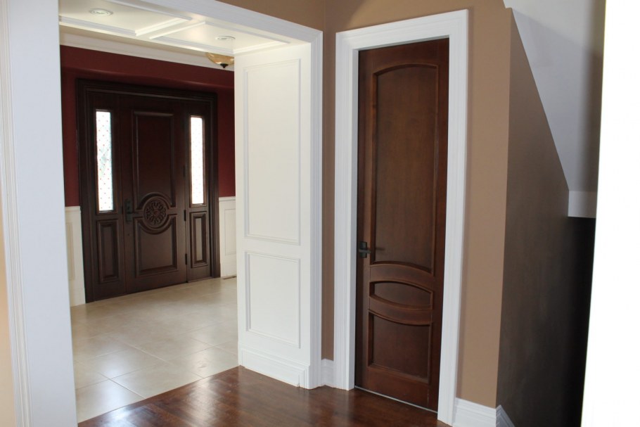 Коричневые двери с белыми наличниками