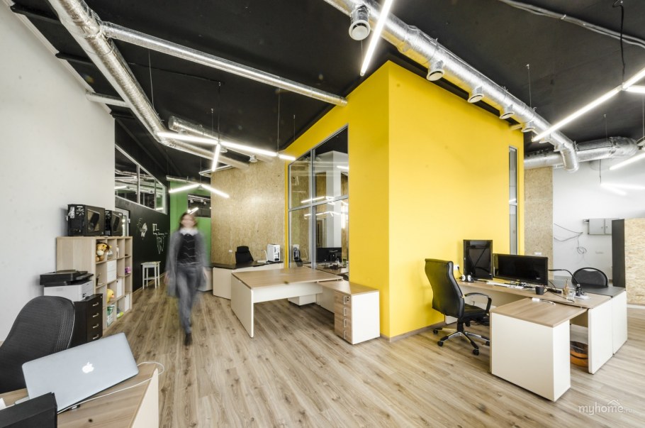 Офис в желто черном белом стиле