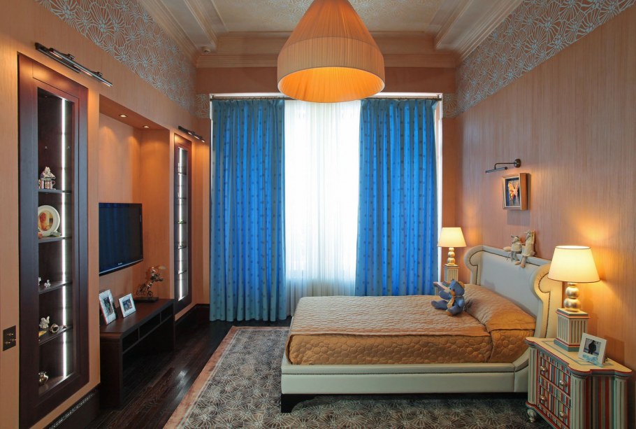 Персиковые шторы в интерьере спальни