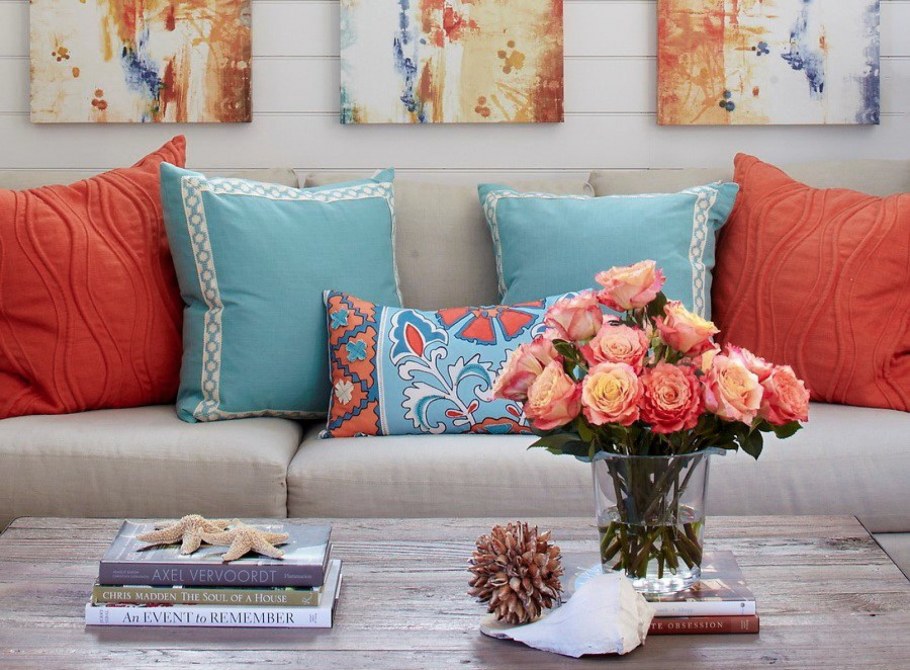 Коралловые шторы в интерьере