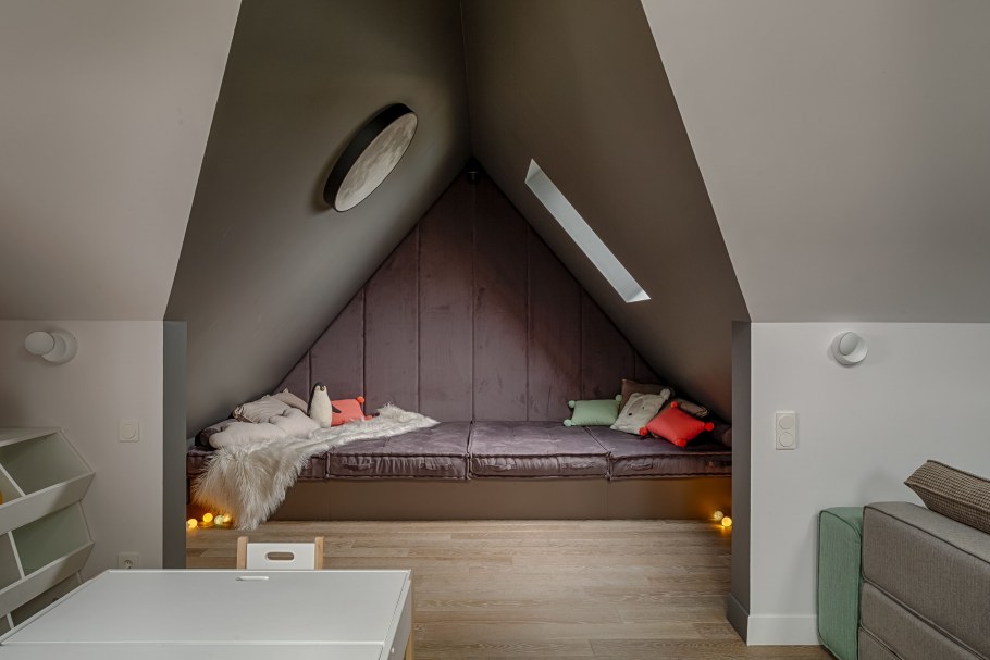 Спальня с мансардной крышей