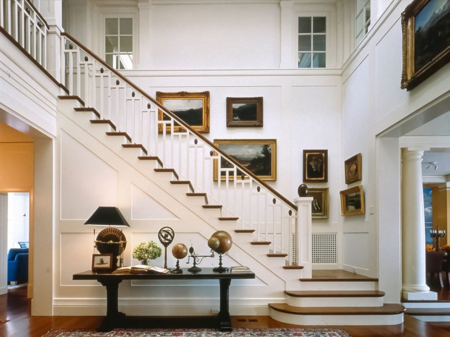 Дом с колоннами внутри