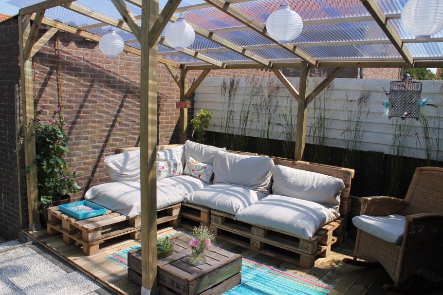 Зона отдыха из поддонов с навесом