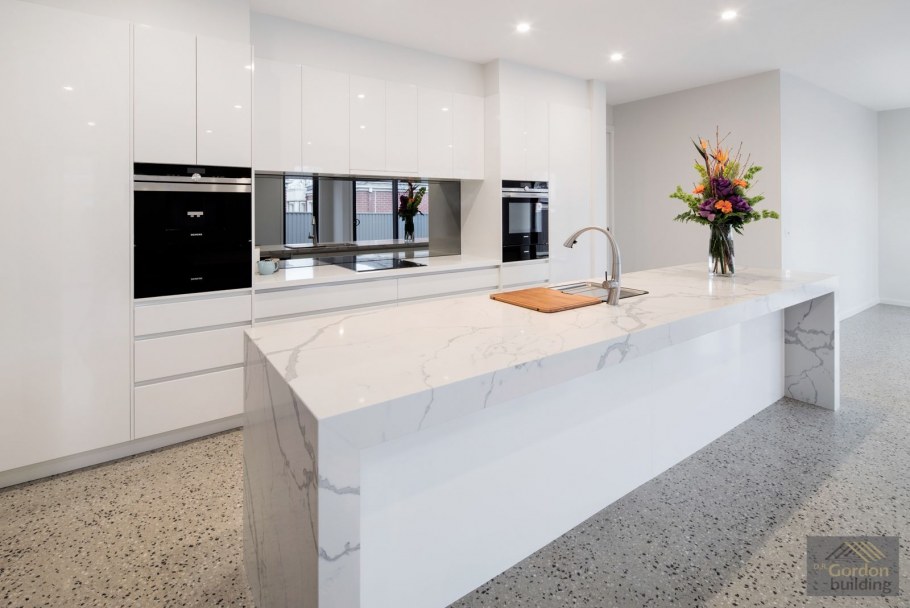 Мрамор в интерьере кухни