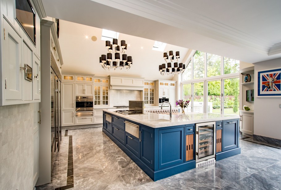 Кухня гостиная с мраморной плиткой