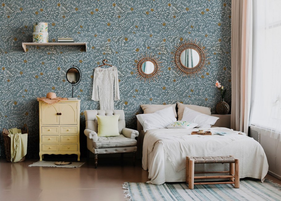 Спальня в коричнево желтых тонах