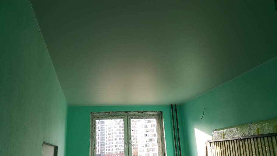 Натяжной потолок бирюзового цвета