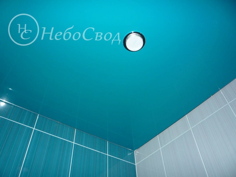 Бирюзовые стены в гостиной