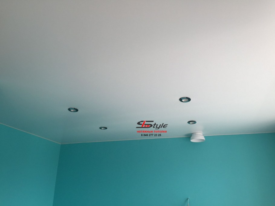Голубой натяжной потолок
