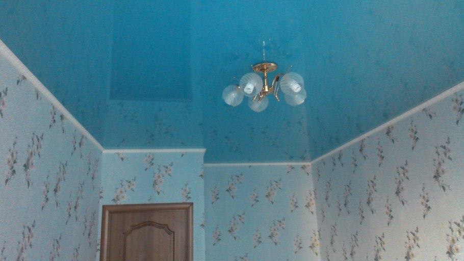 Глянцевый натяжной потолок в интерьере