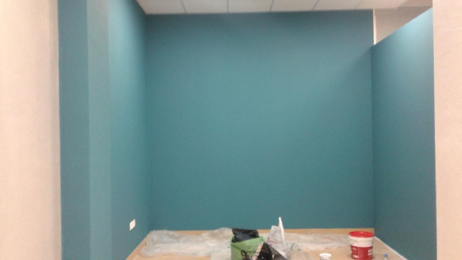 Крашеный голубой потолок