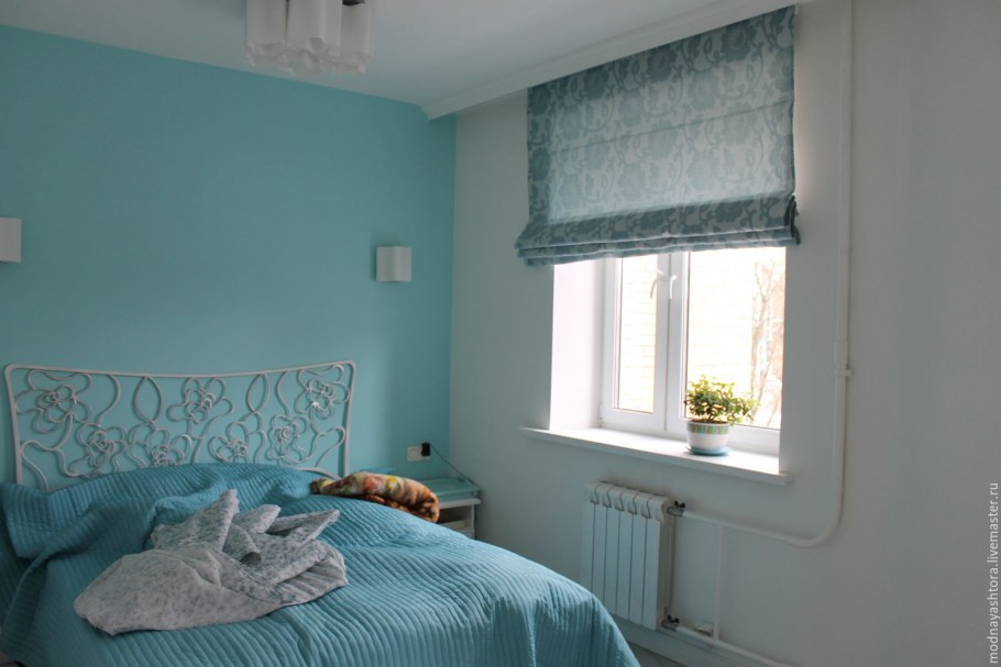 Голубой матовый натяжной потолок в квартире