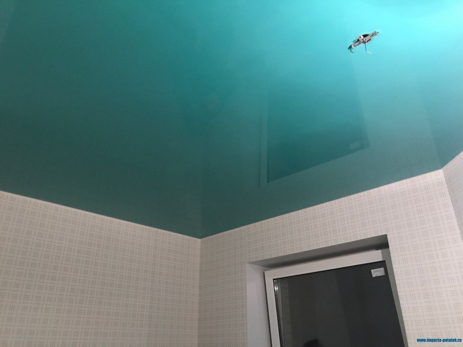 Потолок разного цвета