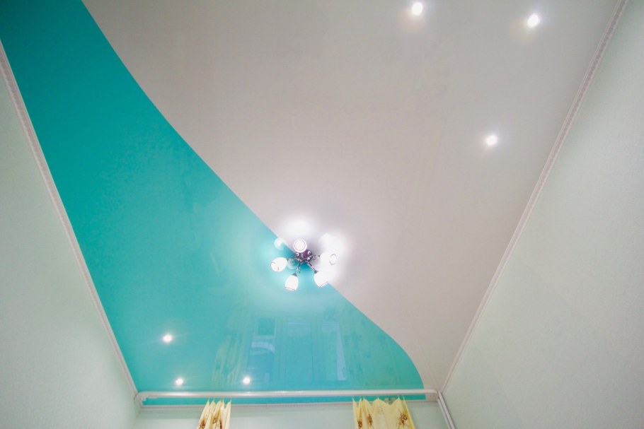 Цветные натяжные потолки