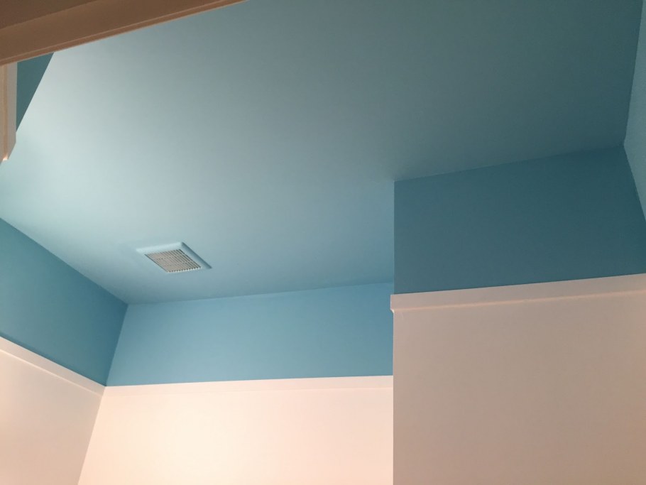 Нежно голубой натяжной потолок