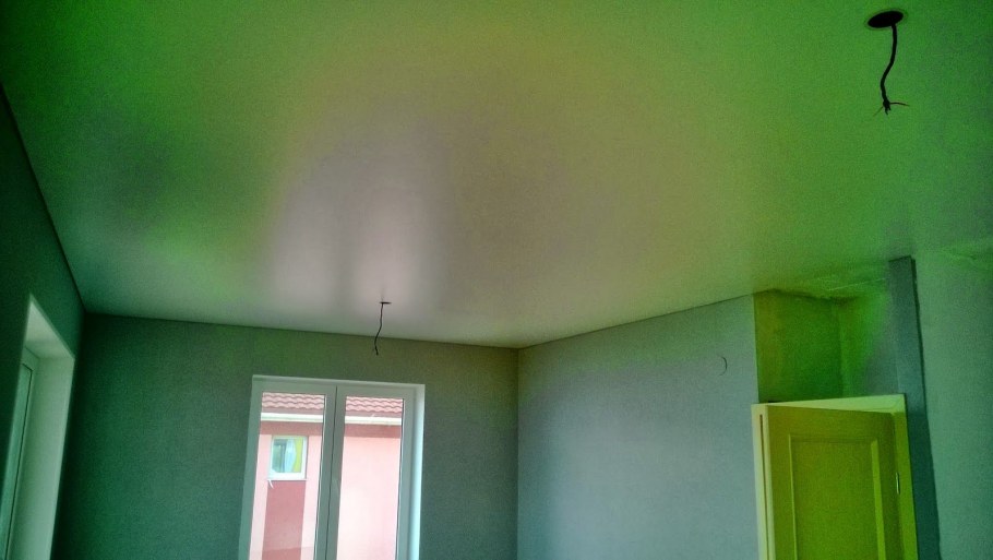 Какой лучше потолок натяжной ситцевый или глянцевый