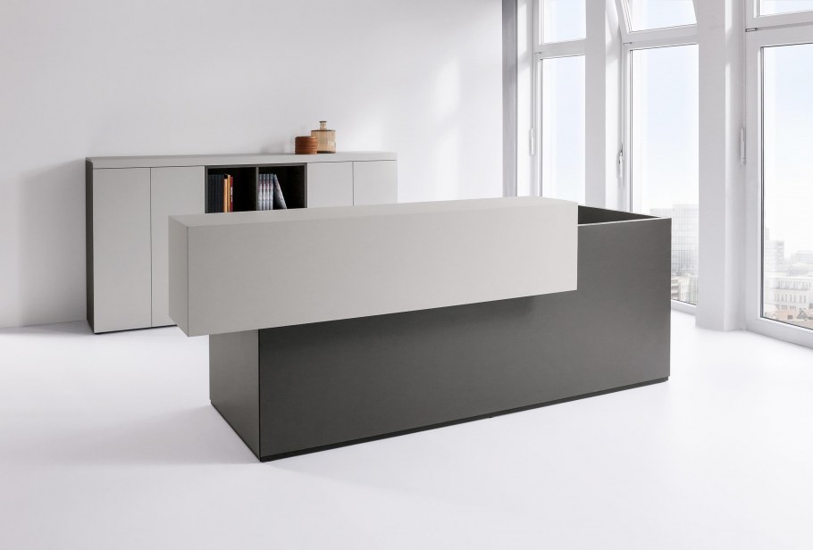 Зона ресепшен в офис в стиле хайтек