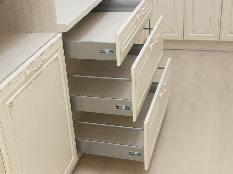 Остров на кухне с ящиками