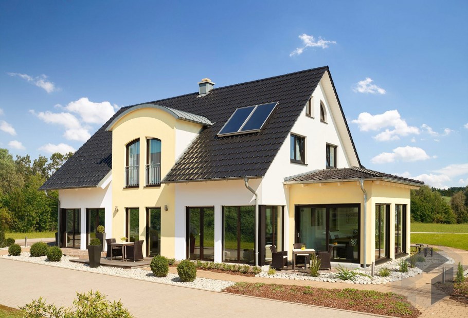 Дизайнерский дом с мансардой снаружи