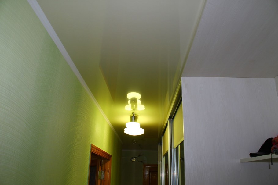 Цветные натяжные потолки на кухне