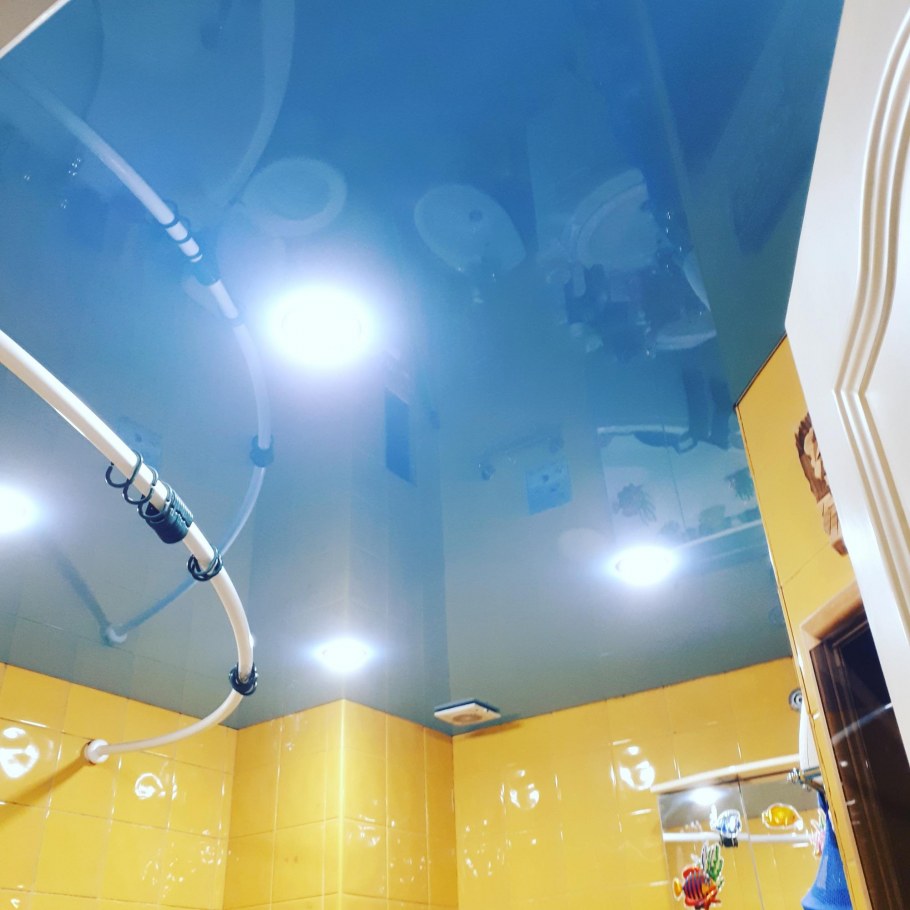 Двухцветный натяжной потолок в зале