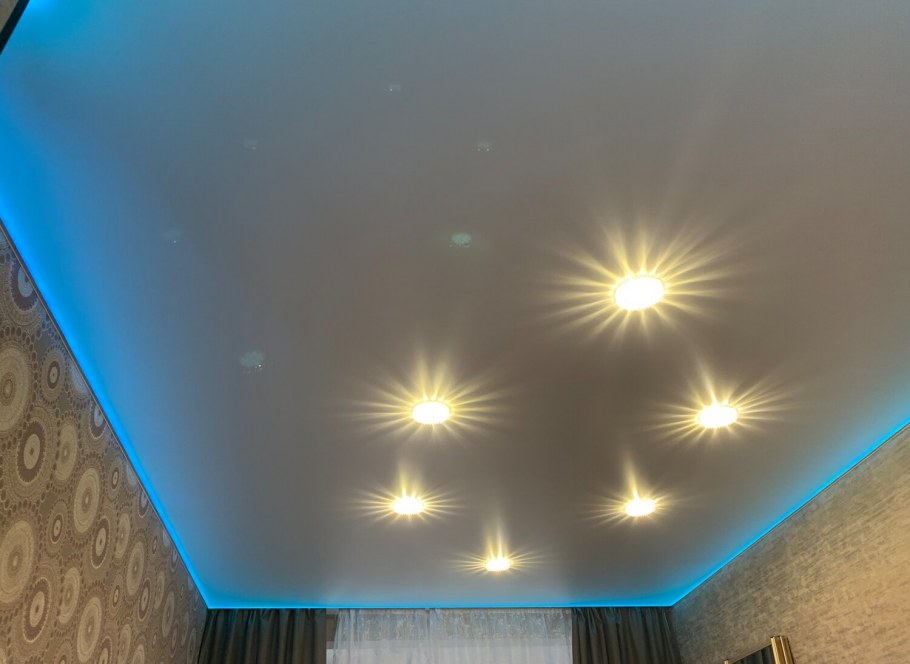 Двухцветные натяжные потолки