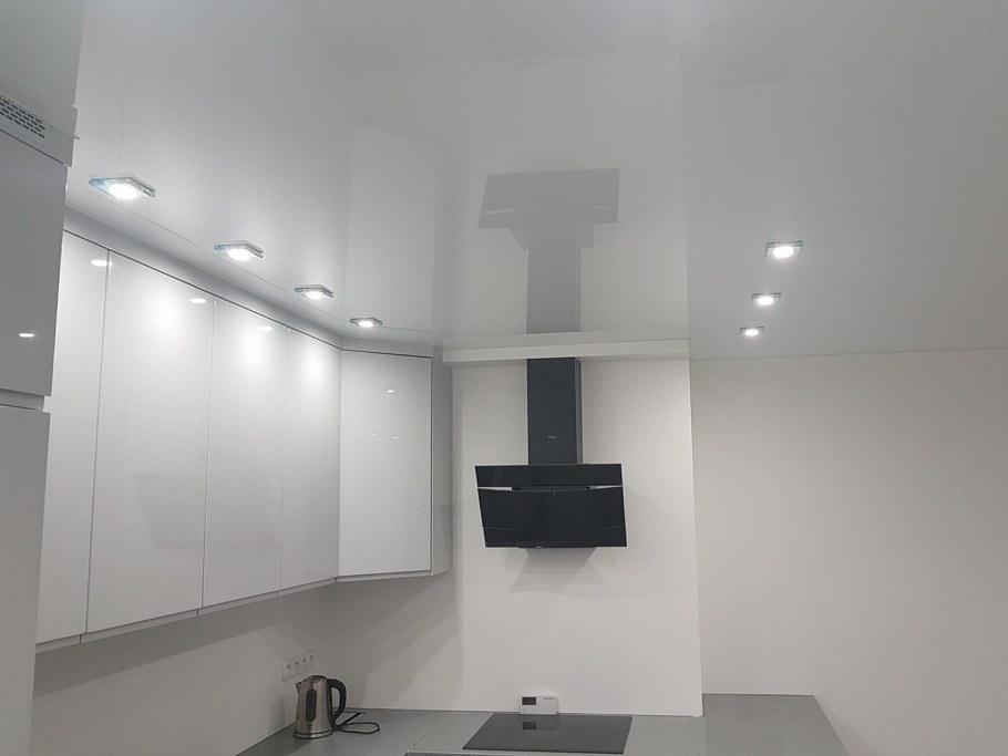 Натяжные потолки одного тона