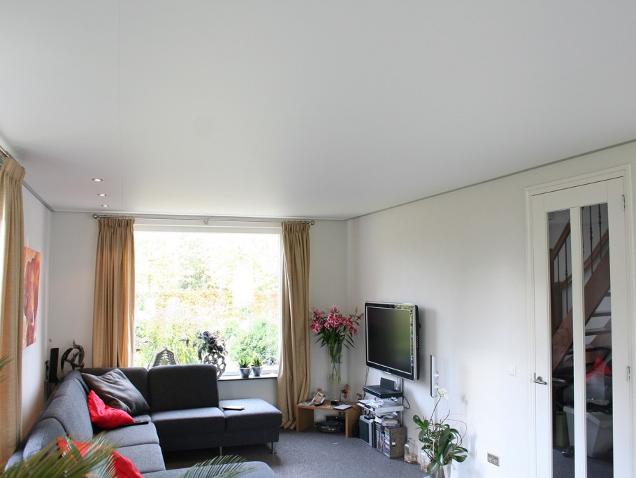 Глянцевый натяжной потолок