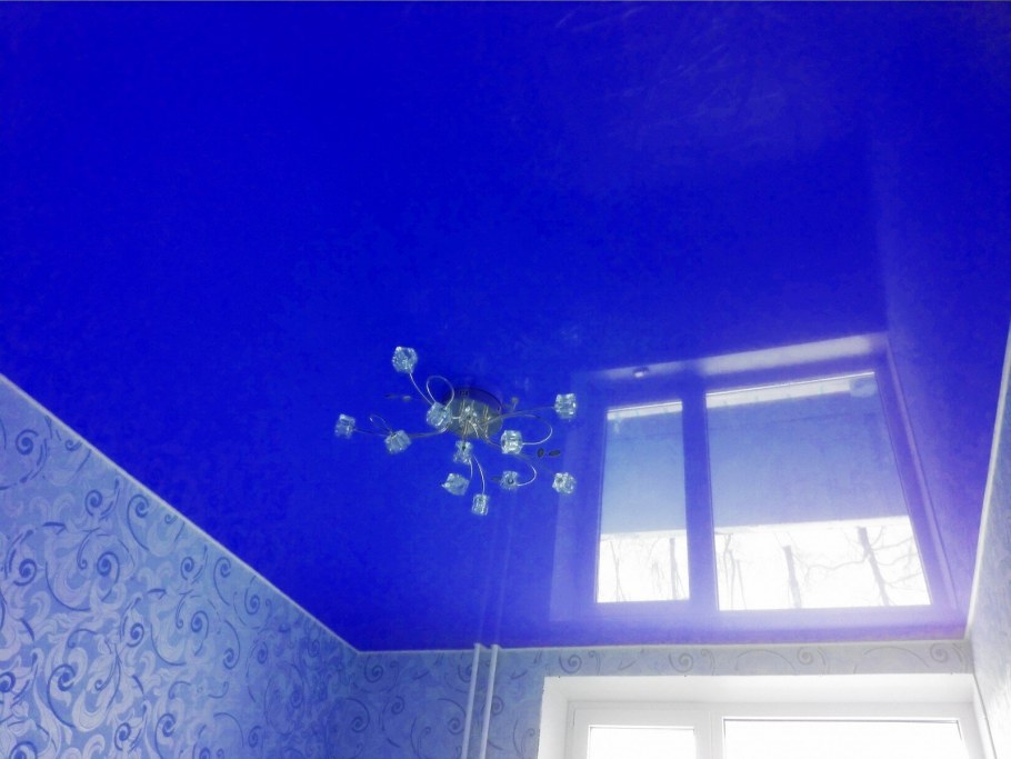 Цветные натяжные потолки