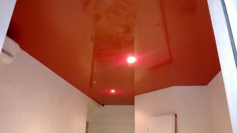 Персиковый натяжной потолок