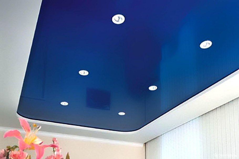 Натяжные потолки голубого цвета