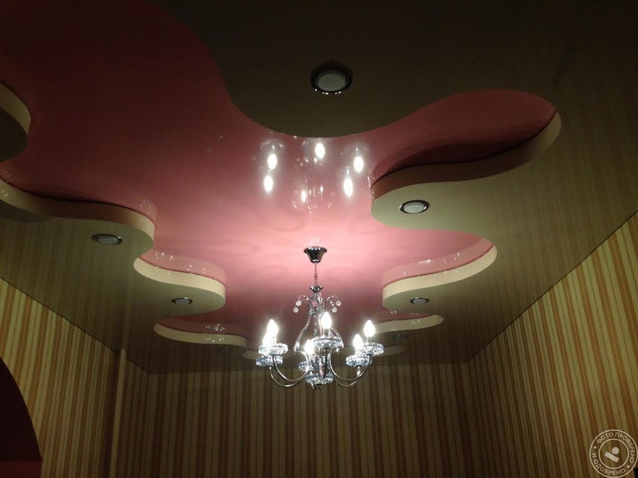 Двухцветный потолок