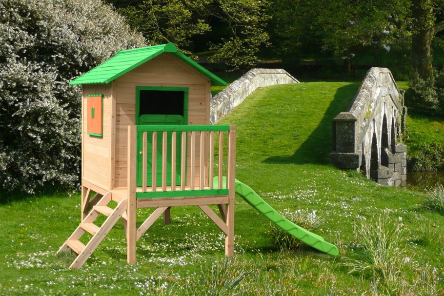 Детский домик во дворе