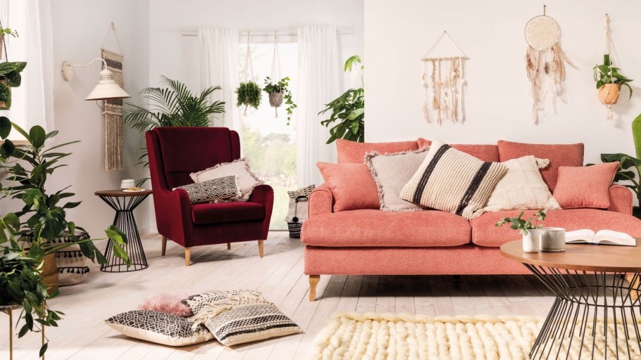 Коралловый диван в интерьере
