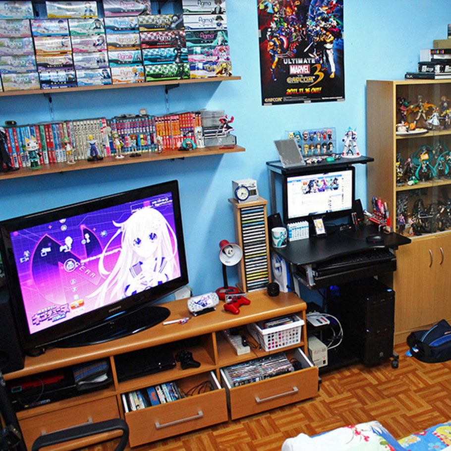 Стол в темной комнате