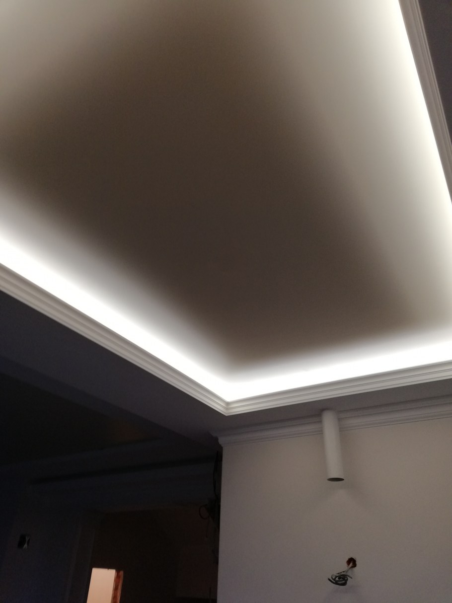 Матовый натяжной потолок с подсветкой