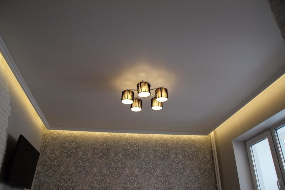 Натяжной потолок с подсветкой