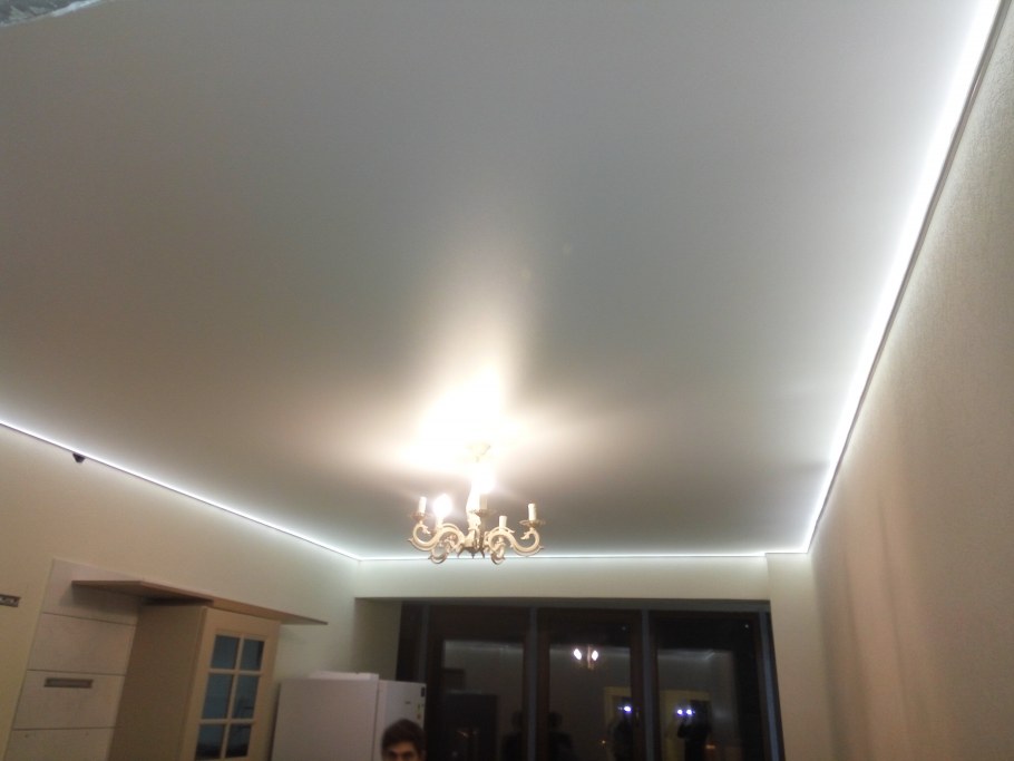 Натяжной потолок с подсветкой
