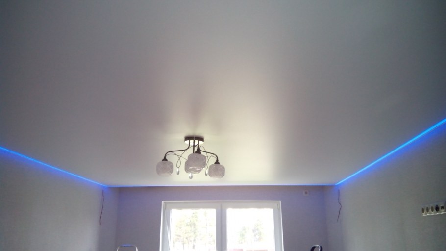 Парящий матовый потолок